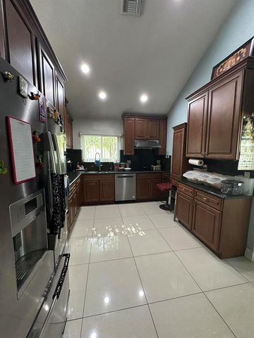 8 ELTON Place, Boynton Beach, FL 33426