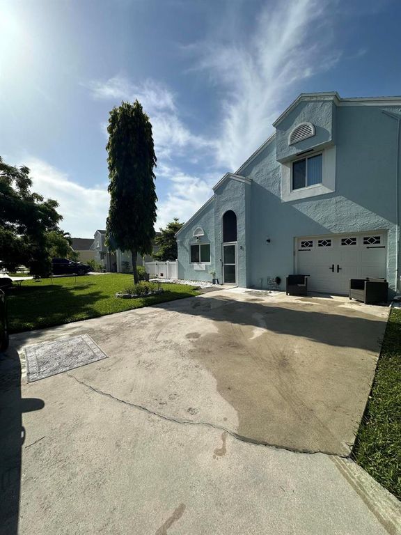 8 ELTON Place, Boynton Beach, FL 33426