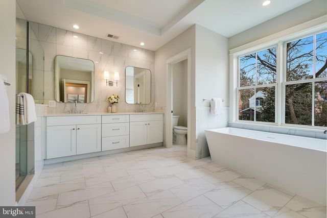 8204 HAMPDEN LN, Bethesda, MD 20817