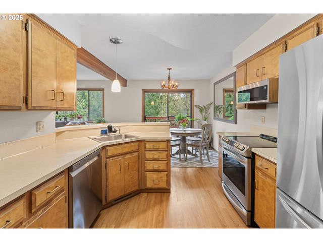 3993 MAPLETON Dr, West Linn, OR 97068