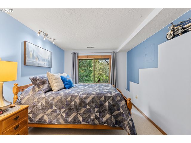 3993 MAPLETON Dr, West Linn, OR 97068