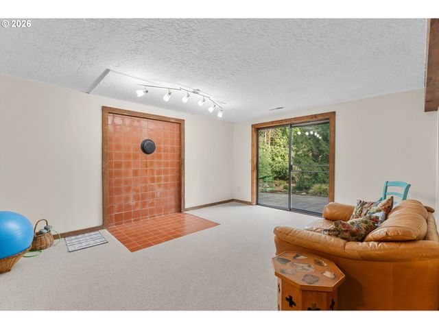 3993 MAPLETON Dr, West Linn, OR 97068