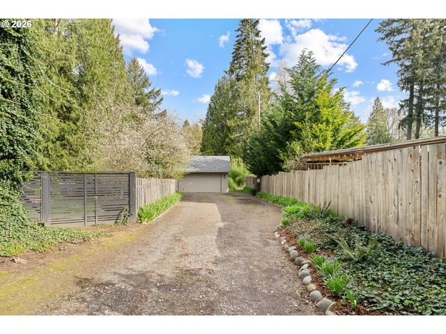 3993 MAPLETON Dr, West Linn, OR 97068