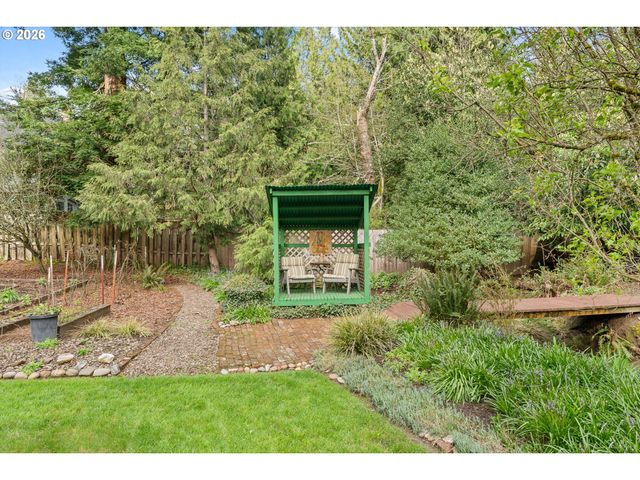 3993 MAPLETON Dr, West Linn, OR 97068