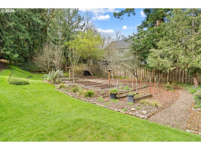 3993 MAPLETON Dr, West Linn, OR 97068