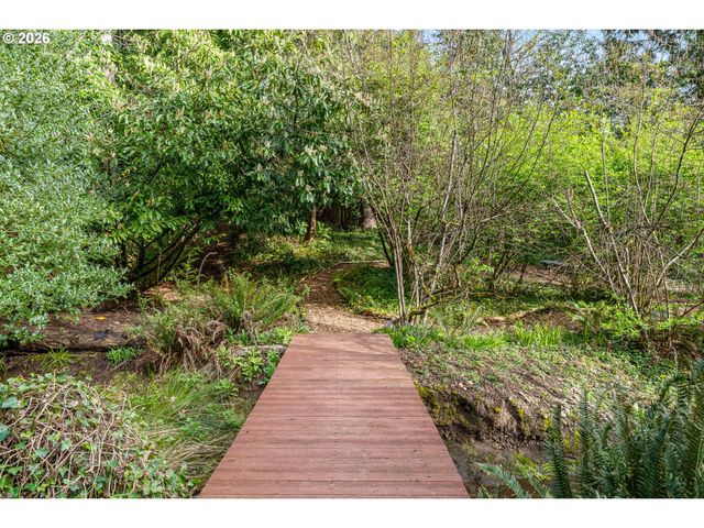 3993 MAPLETON Dr, West Linn, OR 97068