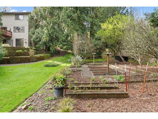 3993 MAPLETON Dr, West Linn, OR 97068