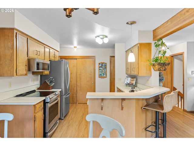 3993 MAPLETON Dr, West Linn, OR 97068