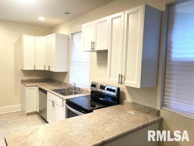 930 N 8TH Street, Springfield, IL 62702