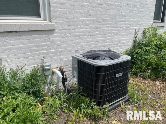 930 N 8TH Street, Springfield, IL 62702