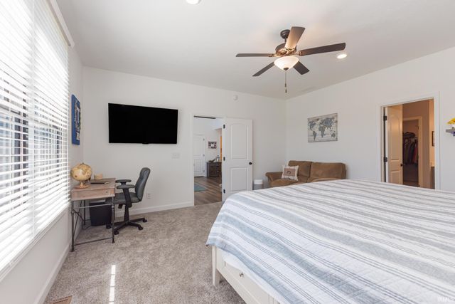 805 N Wild Pine Drive, Yorktown, IN 47396