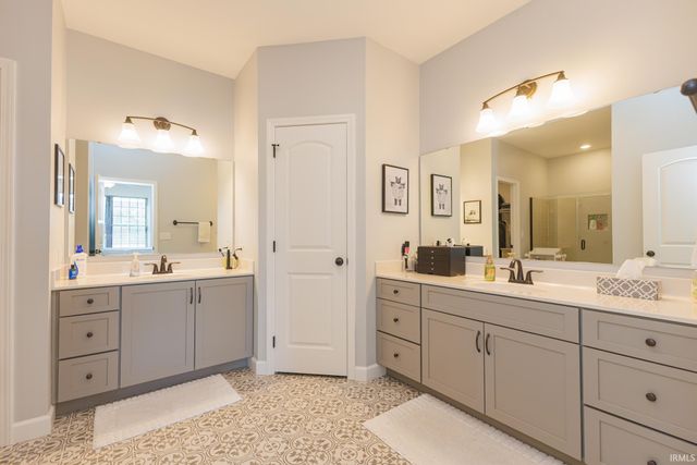 805 N Wild Pine Drive, Yorktown, IN 47396