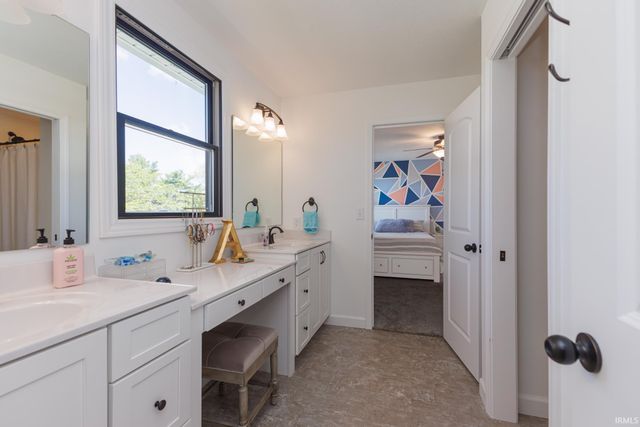 805 N Wild Pine Drive, Yorktown, IN 47396