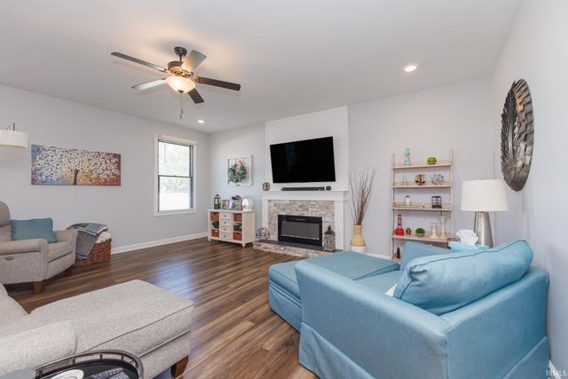 805 N Wild Pine Drive, Yorktown, IN 47396