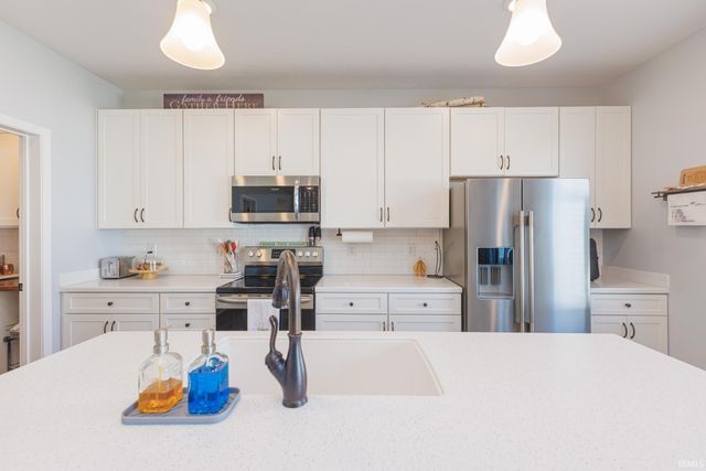 805 N Wild Pine Drive, Yorktown, IN 47396