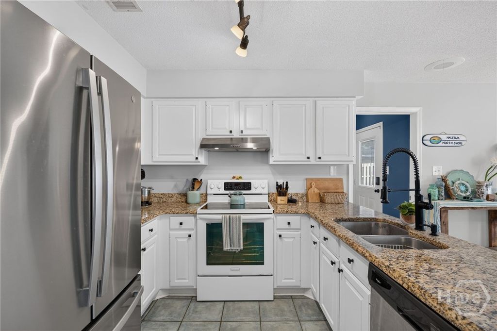 Image 15 of property listing at 27 River Bluff Drive, Savannah, GA 31406