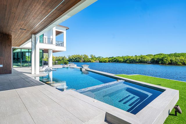 2934 NE 8th Avenue, Boca Raton, FL 33431