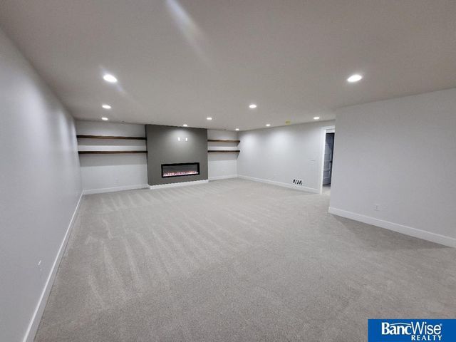 9401 Delano Drive, Lincoln, NE 68516