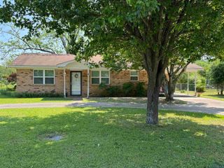 510 S Lake St, Waskom, TX 75692