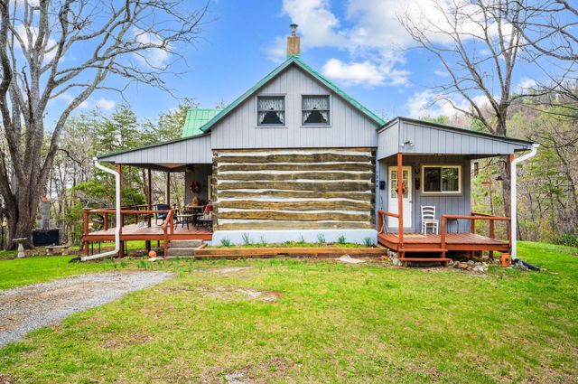 1374 Moccasin RD, Thaxton, VA 24174