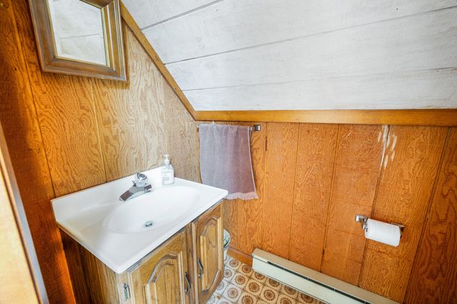 1374 Moccasin RD, Thaxton, VA 24174