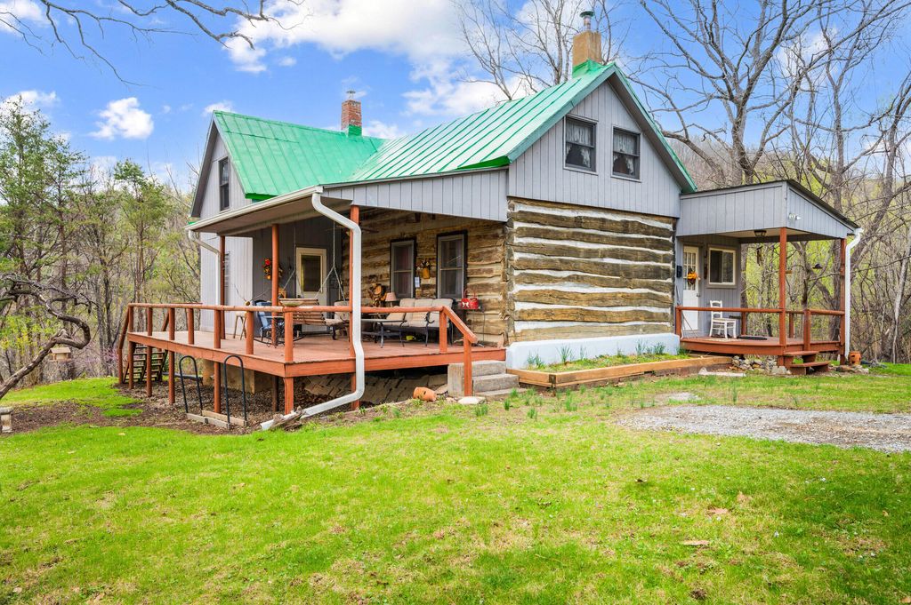 1374 Moccasin RD, Thaxton, VA 24174