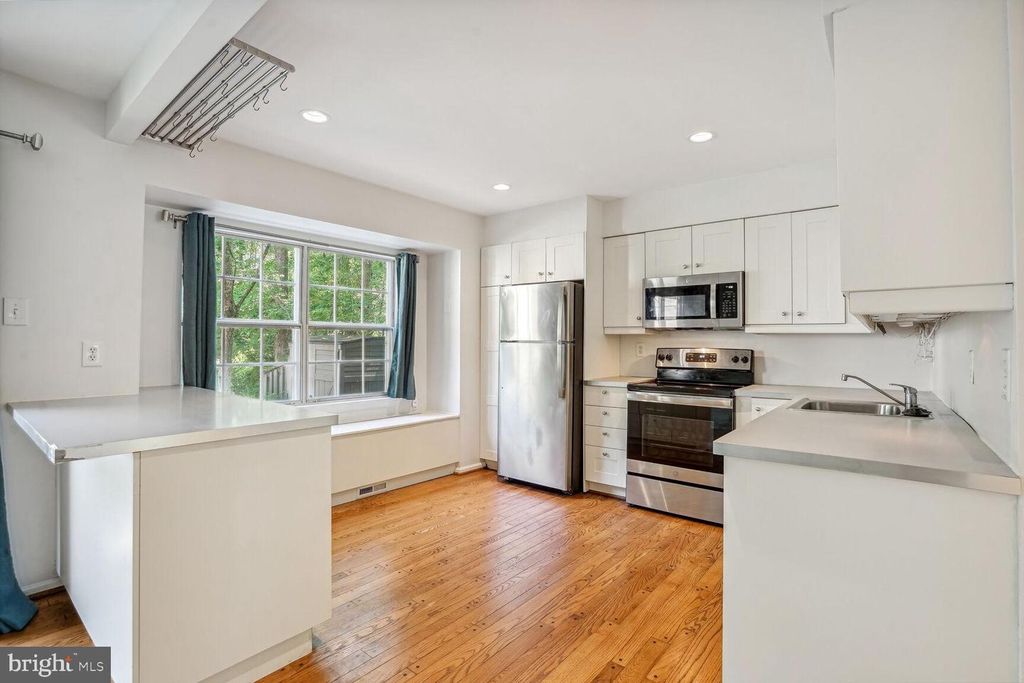 9909 HEMLOCK WOODS LN, Burke, VA 22015
