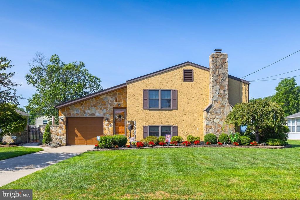 329 CARSON AVE, GIBBSTOWN, NJ 08027 — photo 2