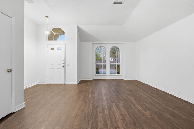 933 Paddington Drive E, Saginaw, TX 76131