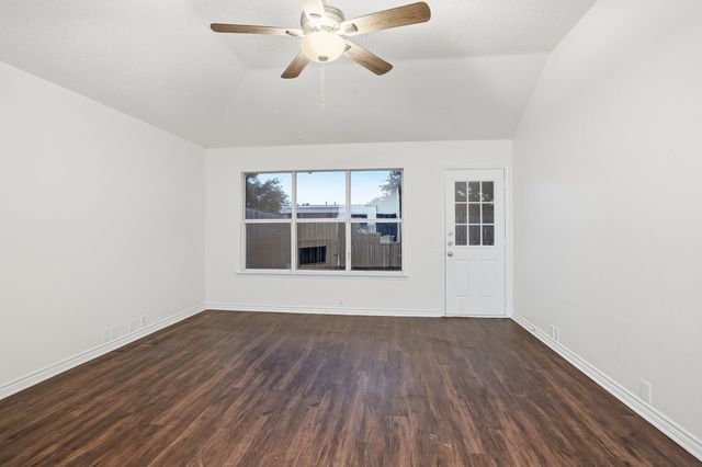 933 Paddington Drive E, Saginaw, TX 76131