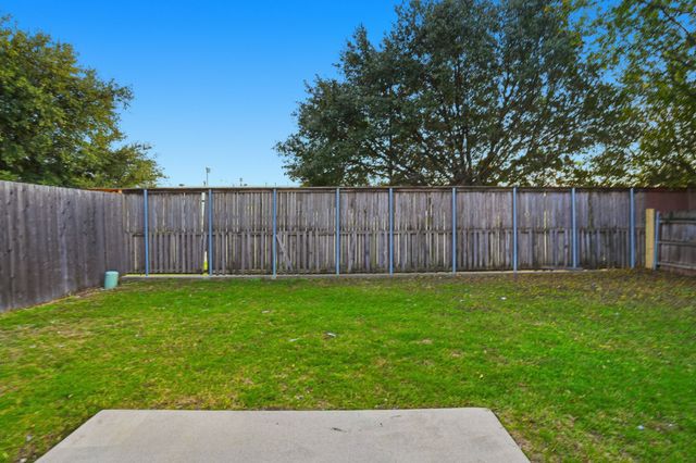 933 Paddington Drive E, Saginaw, TX 76131