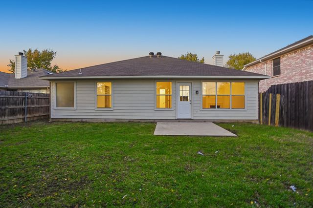 933 Paddington Drive E, Saginaw, TX 76131