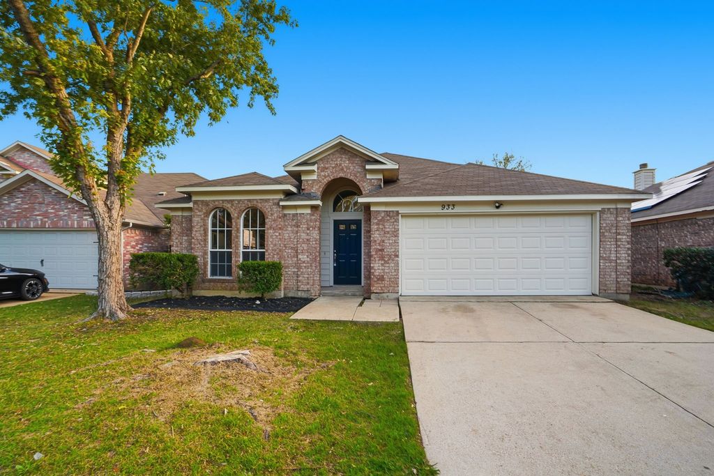 933 Paddington Drive E, Saginaw, TX 76131