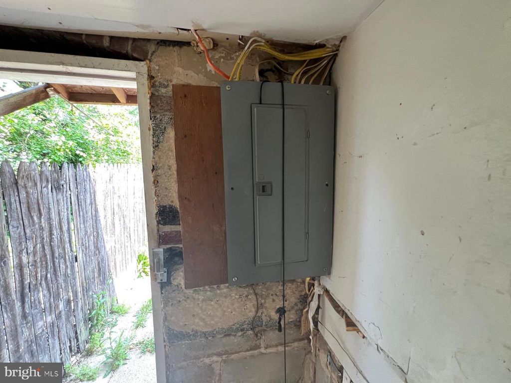 Image 13 of property listing at 2817 BOOKERT DR, Baltimore, MD 21225
