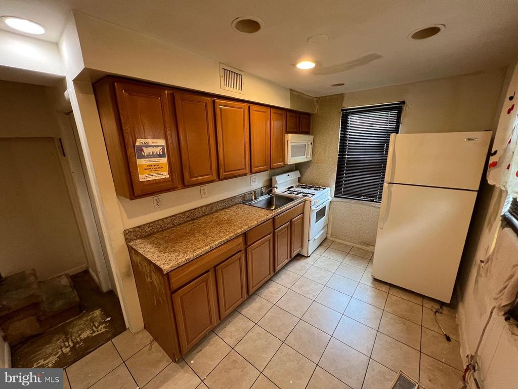 Image 4 of property listing at 2817 BOOKERT DR, Baltimore, MD 21225