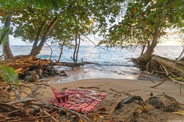 49-797 Kamehameha Highway, Kaaawa, HI 96730