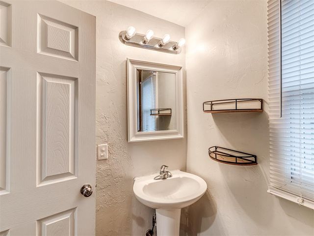 710 N Tucker Avenue, Shawnee, OK 74801