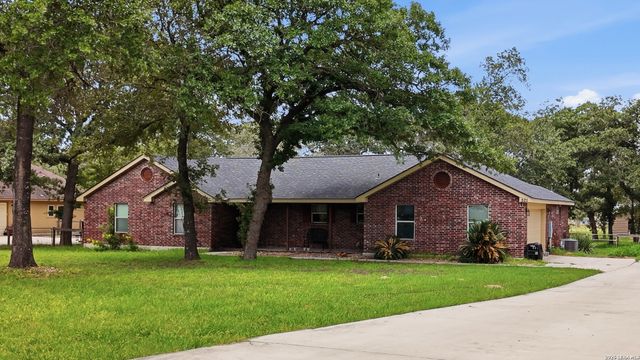 521 JACOBS LN, La Vernia, TX 78121