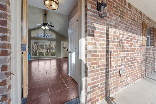 521 JACOBS LN, La Vernia, TX 78121