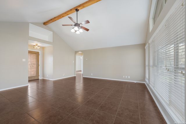 521 JACOBS LN, La Vernia, TX 78121