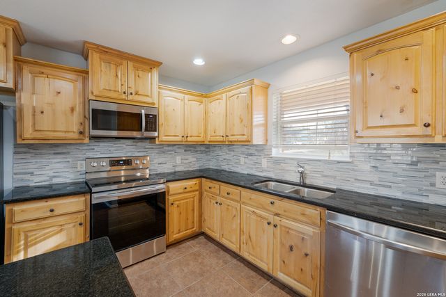 521 JACOBS LN, La Vernia, TX 78121
