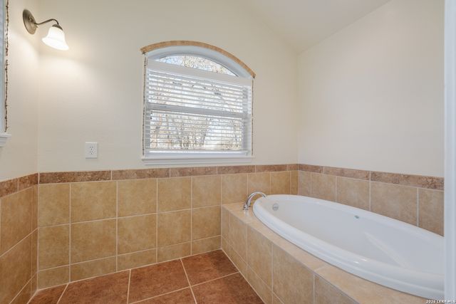 521 JACOBS LN, La Vernia, TX 78121