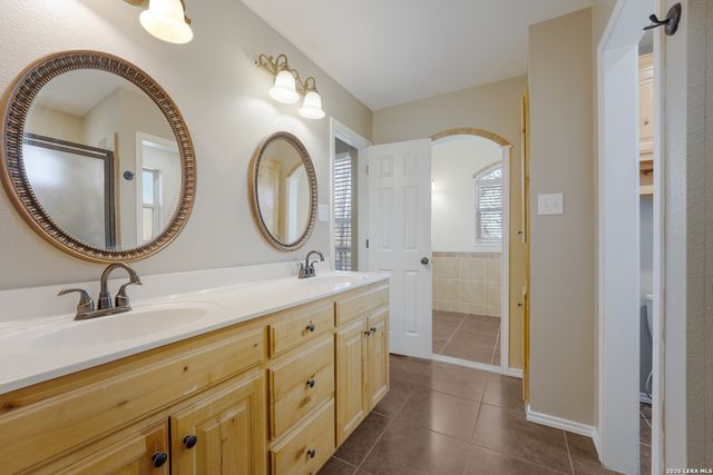 521 JACOBS LN, La Vernia, TX 78121