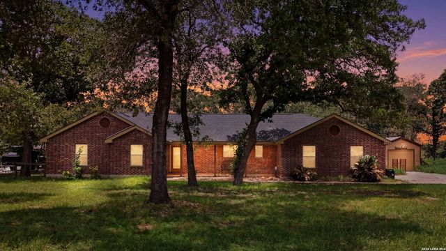 521 JACOBS LN, La Vernia, TX 78121
