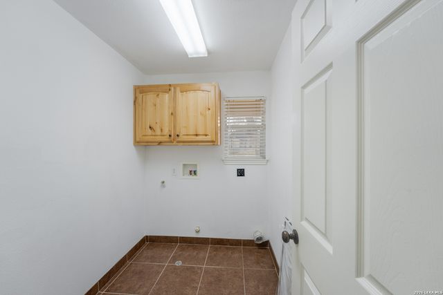 521 JACOBS LN, La Vernia, TX 78121