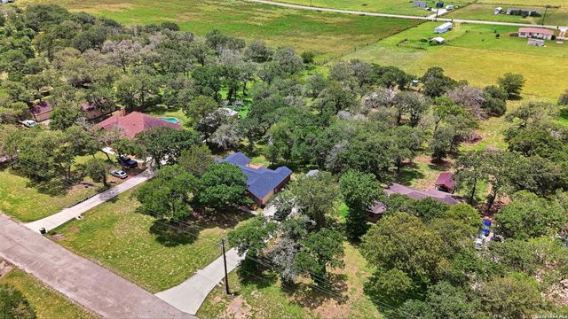 521 JACOBS LN, La Vernia, TX 78121