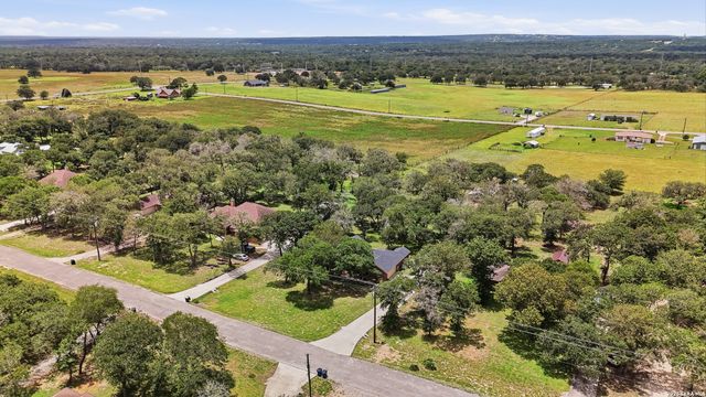 521 JACOBS LN, La Vernia, TX 78121