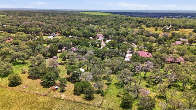 521 JACOBS LN, La Vernia, TX 78121