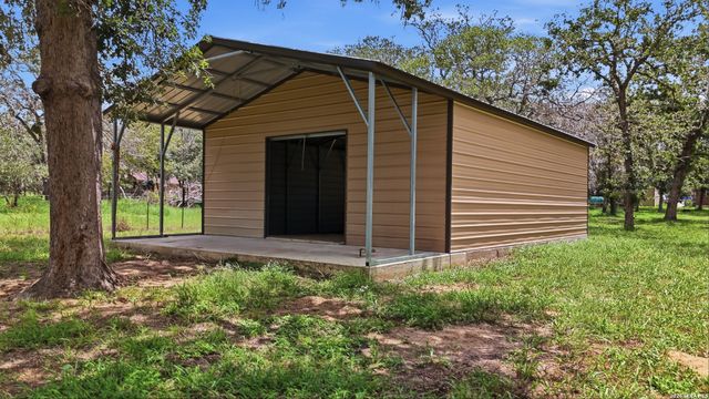 521 JACOBS LN, La Vernia, TX 78121