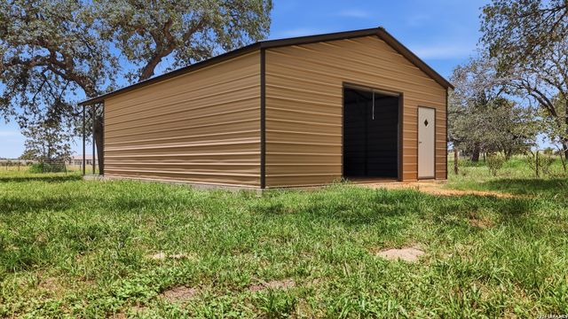 521 JACOBS LN, La Vernia, TX 78121